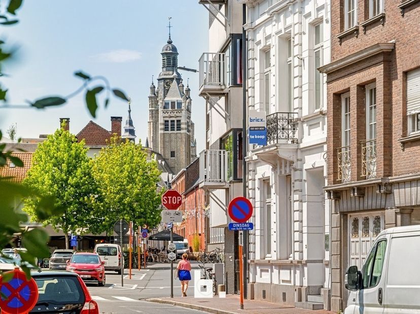 Ontdek deze karaktervolle herenwoning in de Sint-Alfonsusstraat 3 te Roeselare. Achter de authentieke gevel schuilt een verrassend ruime en instapklar