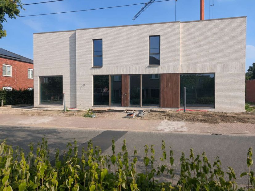 Nieuwbouwwoningen te koop op een toplocatie in staden. De woningen zijn gelegen in het centrum van Staden, in de nabijheid van winkels, basisschool, s