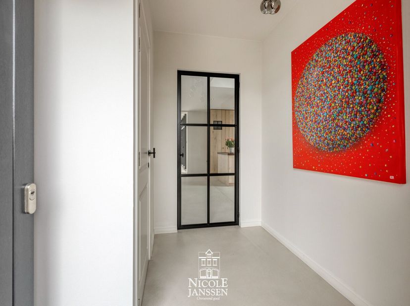 Deze bijzondere kwalitatieve woning werd gebouwd met oog voor detail en afgewerkt met duurzame, hoogwaardige materialen.<br />
De open indeling en gro