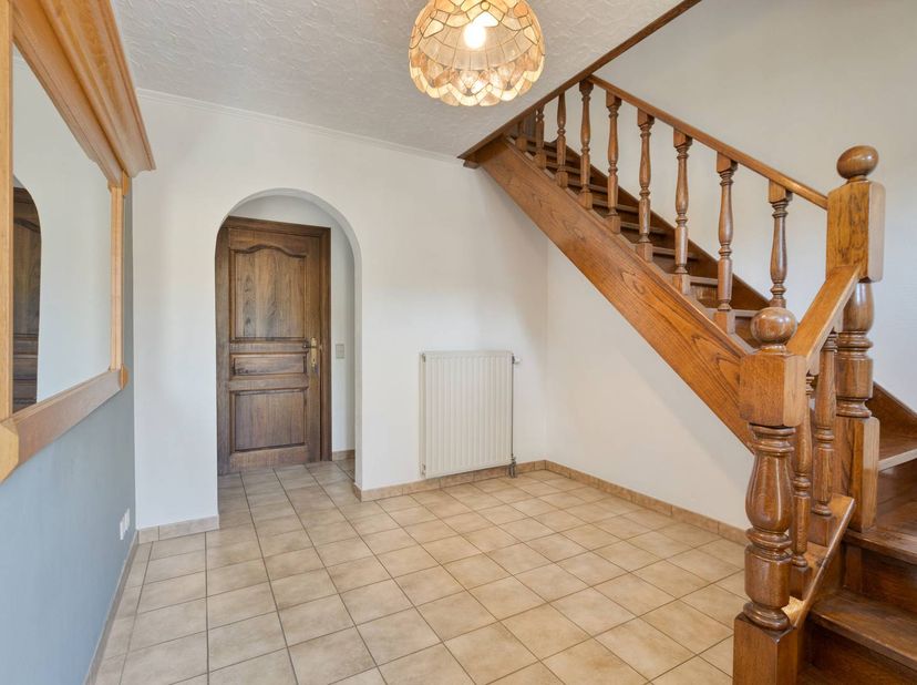 Située dans la Musstraat à Houthalen-Oost, cette maison individuelle bien entretenue se trouve dans un quartier calme et résidentiel, entourée de char