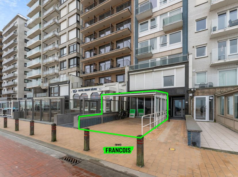 Ce très spacieux local commercial avec habitation se trouve à un emplacement commercialement favorable sur la digue de Blankenberge. Situé entre le Ca