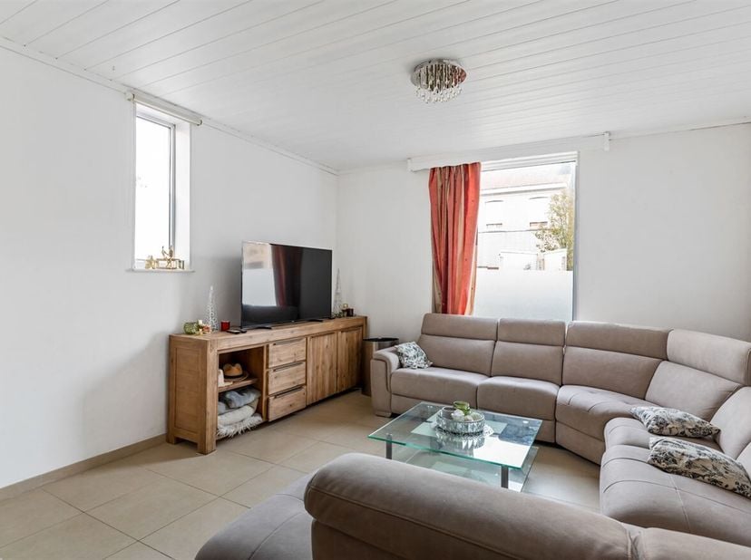 Gezellige gezinswoning met 3 slaapkamers, garage en zonnige tuin te koop in Kapellen.<br />
Ligging: De Akkerstraat is een residentiële straat met ove