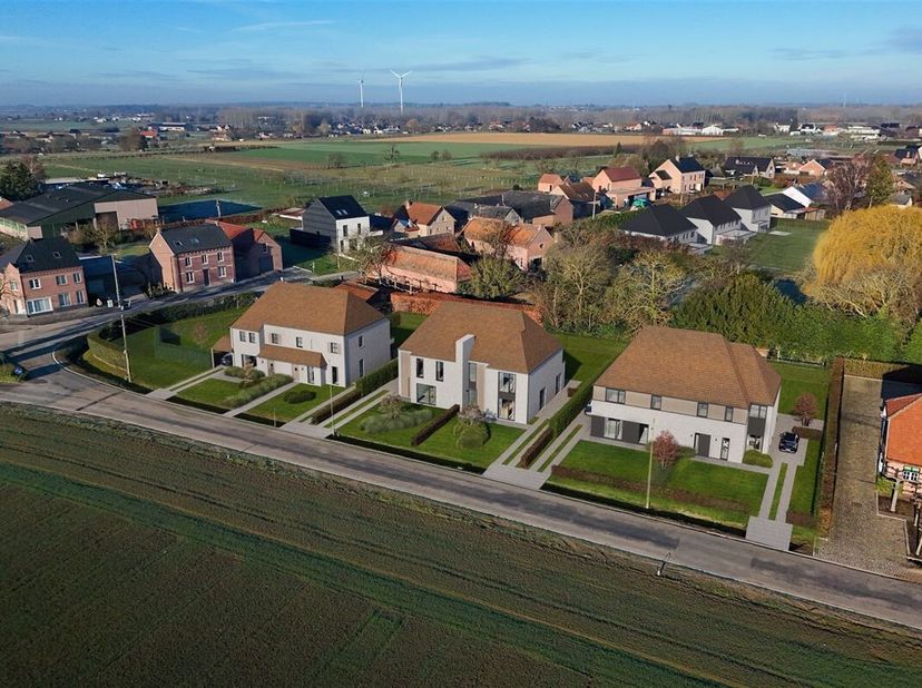 Halfopen bebouwing met karaktervolle architectuur en zicht op uitgestrekte velden <br />
Omgeving<br />
Gelegen in Alken, een rustige en groene gemeen