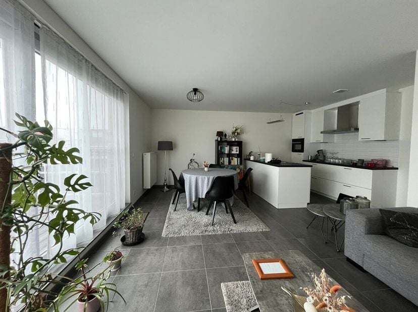 Appartement confortable et prêt à l'emploi avec deux chambres à coucher, garage et terrasse spacieuse dans le centre de Geel<br />
Situation : Situé d