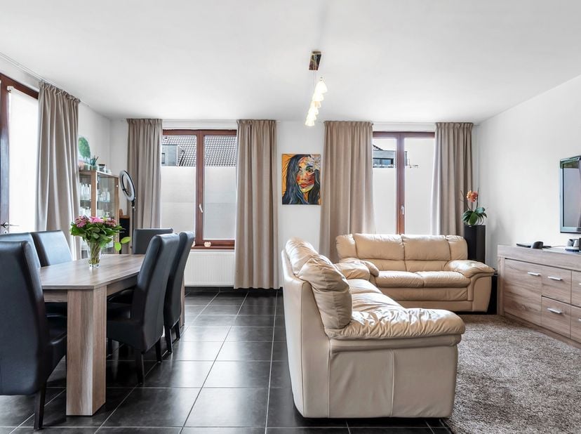 Gelijkvloers appartement met 2 slaapkamers, terras en tuintje en carport in het centrum van Kwaadmechelen<br />
Op een centrale ligging in het hart va
