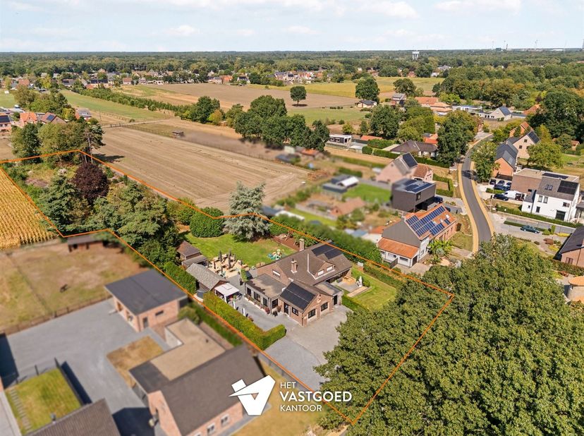Zeer ruime, energiezuinige woning met enorm veel mogelijkheden op 5320m²!<br />
<br />
Belangrijkste troeven:<br />
- Zeer ruime woning van ca 350m