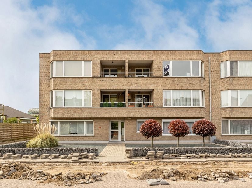 In deze kleinschalige residentie bevindt zich dit verhuurde appartement op de tweede verdieping. Het appartement is ideaal als investering of voor sta