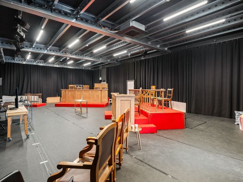 Ontdek deze ruime commerciële eigendom in Breendonk, perfect gepositioneerd voor uiteenlopende zakelijke doeleinden. Met een indrukwekkende bruikbare