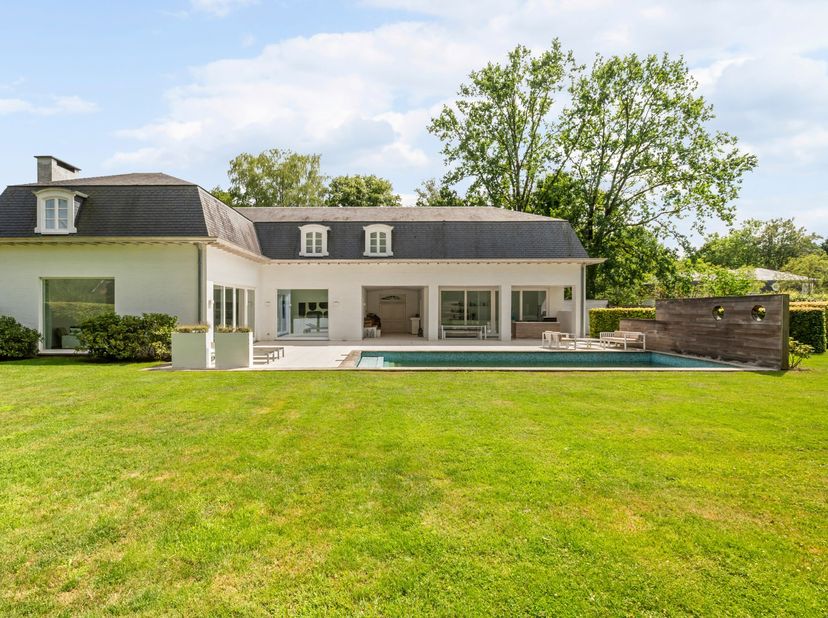Deze charmante villa uit 2013 bevindt zich op een uitzonderlijk residentiële locatie in Herentals. Deze eigendom bestaat uit een zeer aangename leefru