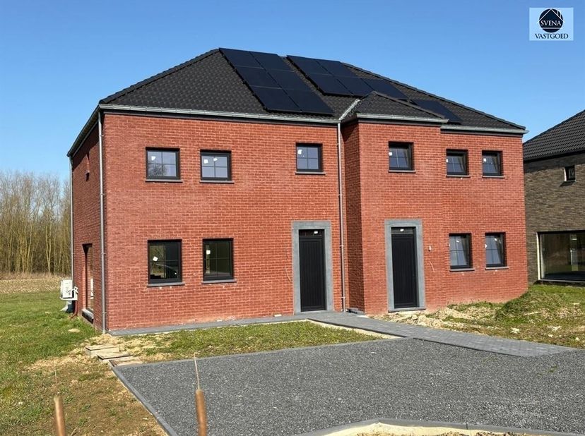 SEMI-DETACHED<br />
Prix indicatif : 379.500 euro<br />
Cette belle maison entièrement finie sur +~ 5 ares de terrain est située à un jet de pierre du