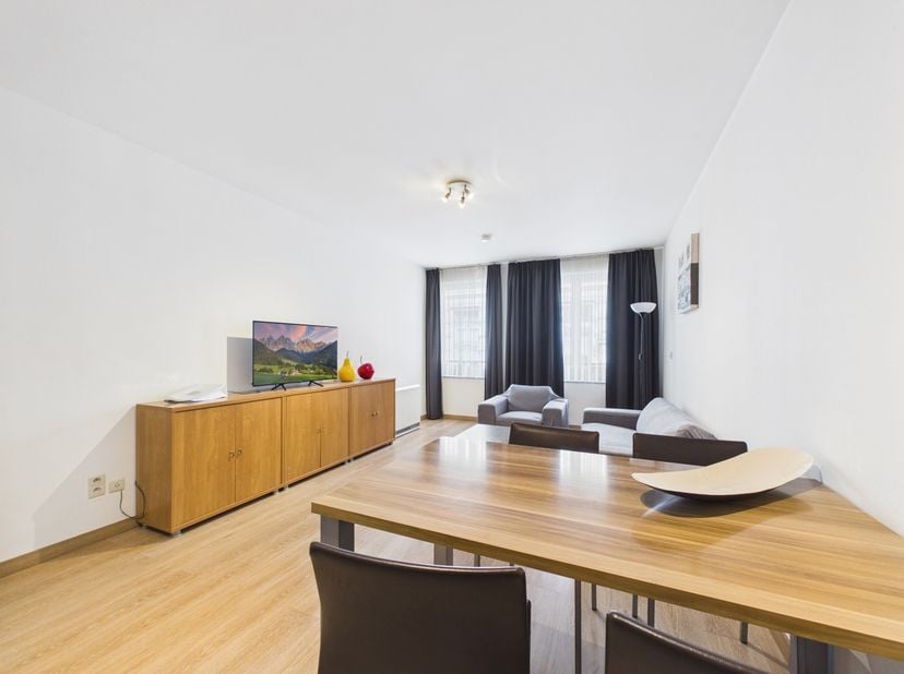Louise/ Hôtel des Monnaie: Appartement meublé 2 chambres! Le bien se compose d'une salle à manger, d'un salon, d'une cuisine séparée, un vestiaire, un
