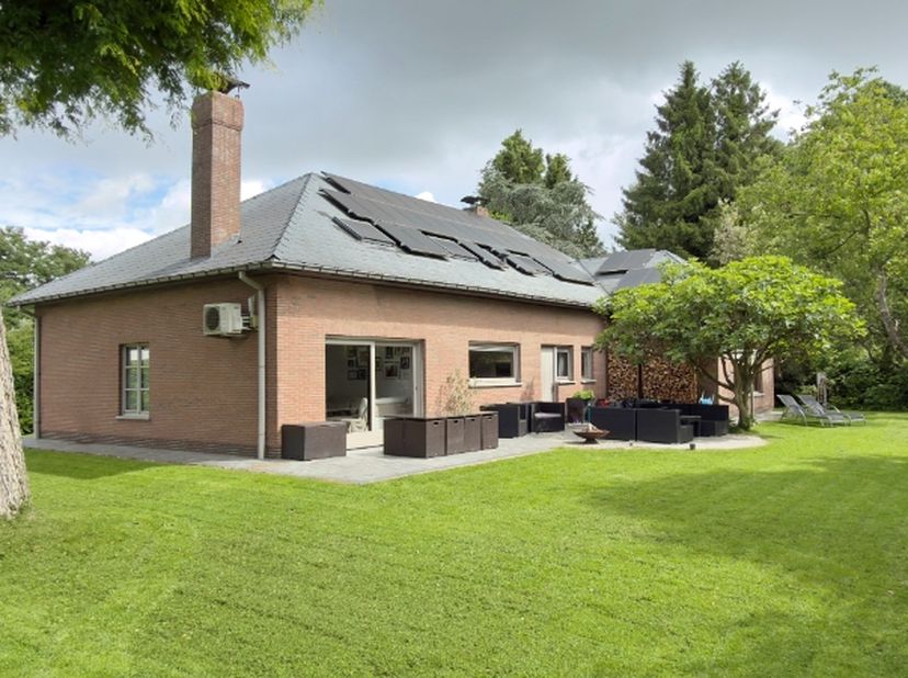 Ruime villa gelegen op een achterliggend perceel van 24 are met private oprijlaan en omheinde tuin met automatische tuinpoort. Zuid georiënteerd.<br /