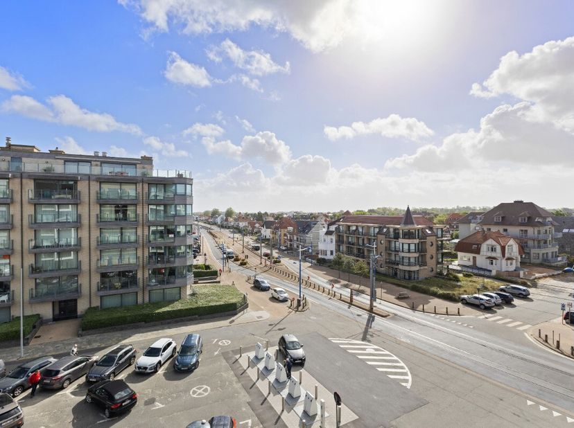 Koksijde : Op het gezellige Zouavenplein in Koksijde bevindt zich dit prachtig gerenoveerde appartement van 60 m² met twee slaapkamers. Het appartemen