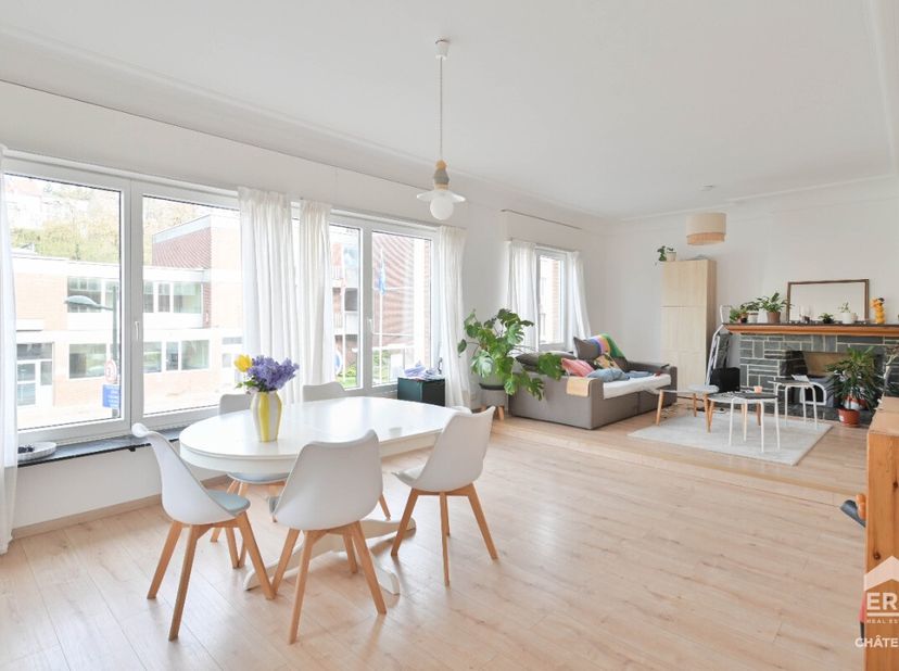 ERA Châtelain biedt u dit appartement aan, gelegen op de 1e verdieping van een klein appartementencomplex met 4 woningen, ideaal gelegen op loopafstan