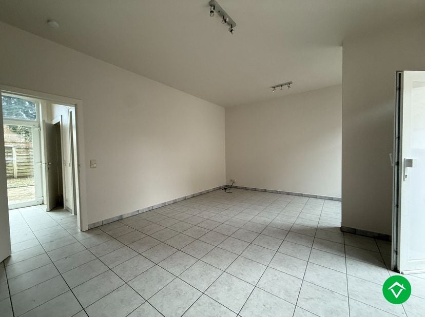 Deze woning is gelegen in een rustige, éénrichtingsstraat pal in de dorpskern van Dadizele. Kortbij de markt, vele nutsvoorzieningen, het park en wink