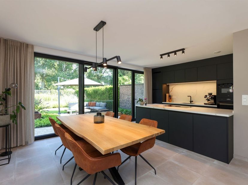 Stijlvolle energiezuinige nieuwbouwwoning (2023) met 3 slaapkamers en prachtige tuin residentieel en groen gelegen<br />
<br />
Omgeving:<br />
+ R