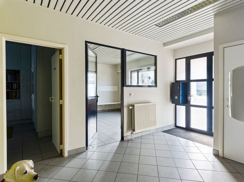 Spacieuse propriété commerciale (180m²) dans le centre de Hove.<br />
Situation : Cet immeuble commercial est très bien situé dans le centre de Hove :