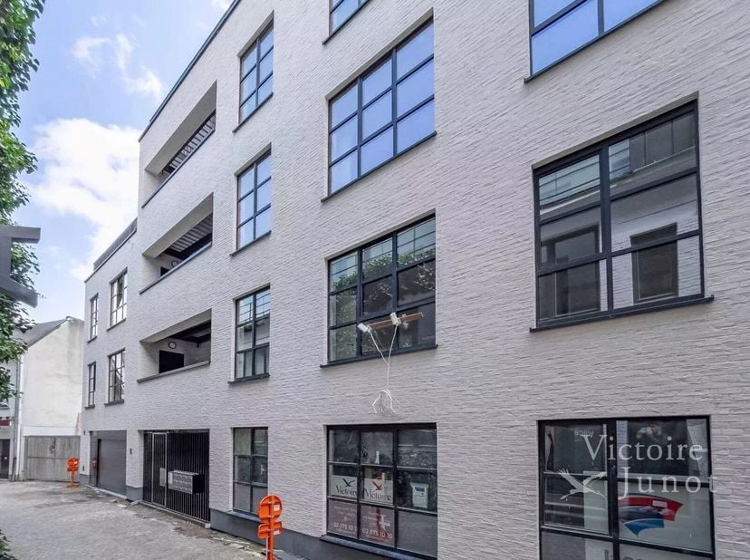 Situé rue du Pays de Liège, une ruelle entre la rue de Flandre et le Quai aux Briques, le projet Â Vismet Â, propose cet espace de 47m² livré casco po