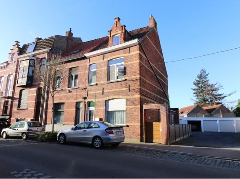 Comfortabele 3-slaapkamerwoning met TERRAS op een zeer goede ligging in Assebroek en met een vlotte verbinding naar de ring en het centrum van Brugge.
