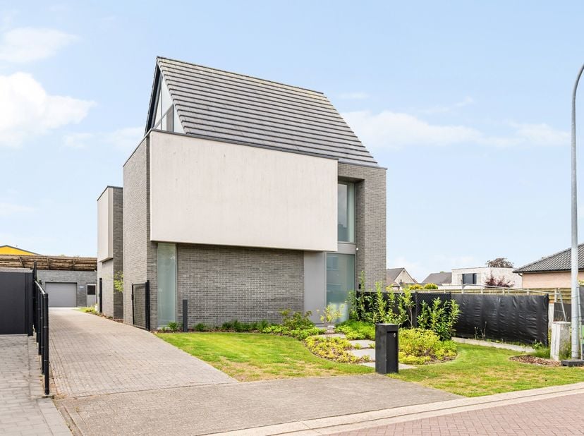 Eigentijdse architectuur ontmoet ultieme flexibiliteit in Retie<br />
Licht, ruimte en topkwaliteit komen samen in deze moderne gezinswoning met een m