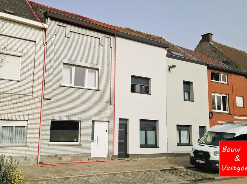 KIJKDAG ZONDAG 19 APRIL<br />
Instapklare woning met 4 slaapkamers en dubbele garage <br />
Ruim terras met middag en avondzon.<br />
<br />
Deze woni