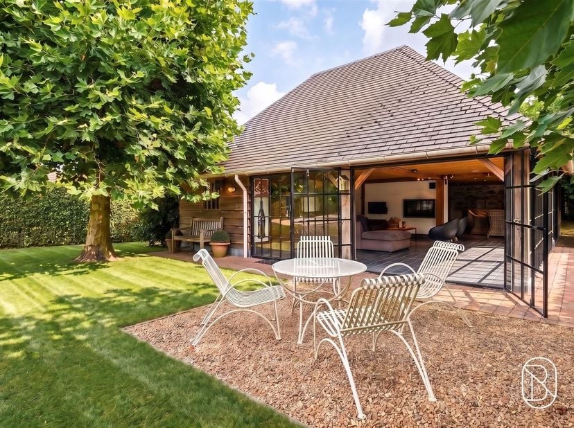 TE KOOP: ruime villa met 4 Sslk, dubbele garage en polyvalent bijgebouw op een rustige, landelijke ligging in Oostrozebeke!<br />
<br />
Rust, ruimt