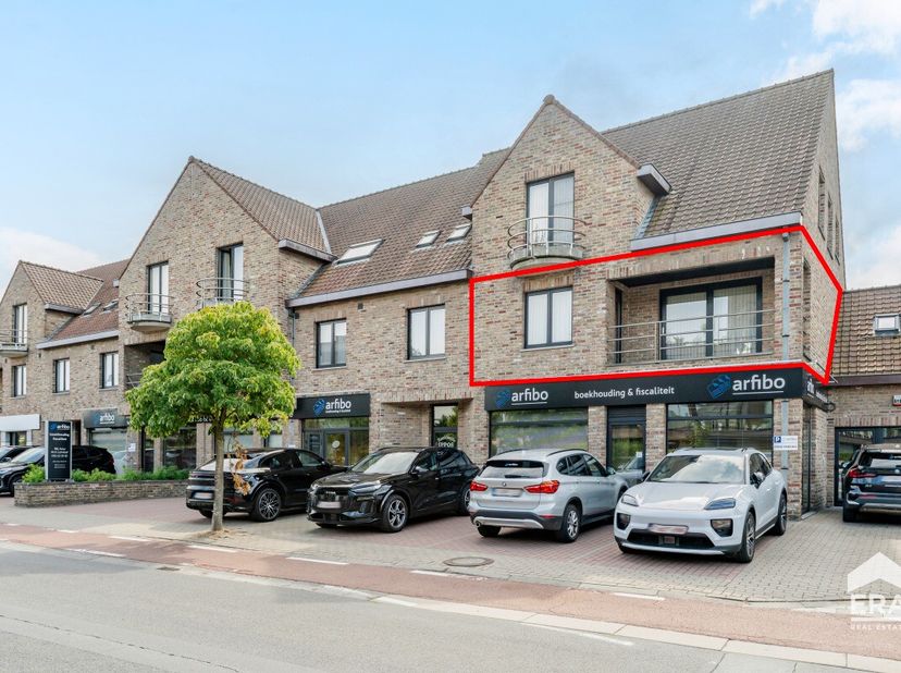 Ruim appartement in het centrum van Waregem met terras en garage. Dit appartement combineert een centrale ligging met een praktische indeling en vlott