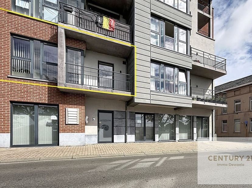 CENTURY 21 Immo Dewaele presenteert u dit ruime appartement, gelegen vlakbij het station en alle voorzieningen, bestaande uit een inkomhal, een woonka