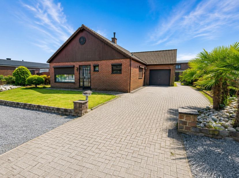 Ruime gezinswoning met 4 slaapkamers, garage en zonnige tuin<br />
Bent u op zoek naar een ruime gezinswoning met tal van mogelijkheden? Dan is deze d