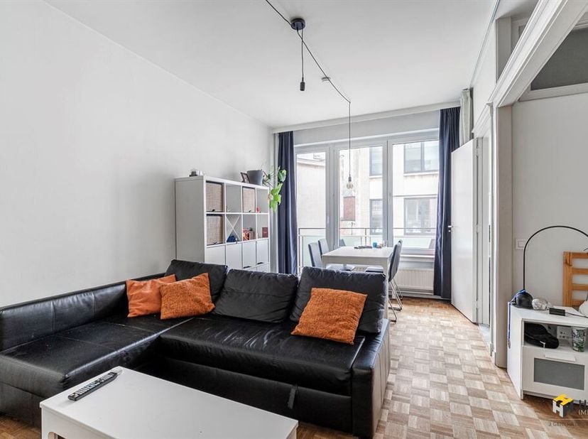 Dans une rue calme à sens unique, nous trouvons ce studio confortable et prêt à l'emploi, idéalement situé pour ceux qui aiment vivre au centre. Avec