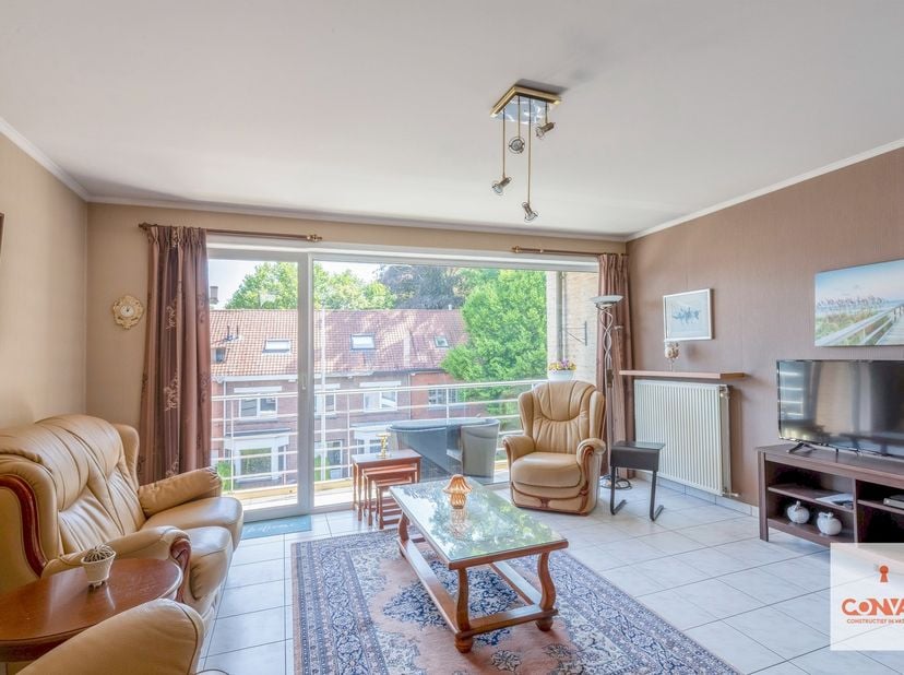 Dit appartement is gelegen in het centrum van Mariakerke, op wandelafstand van het openbaar vervoer, winkels, scholen en de groenpolen van Mariakerke.