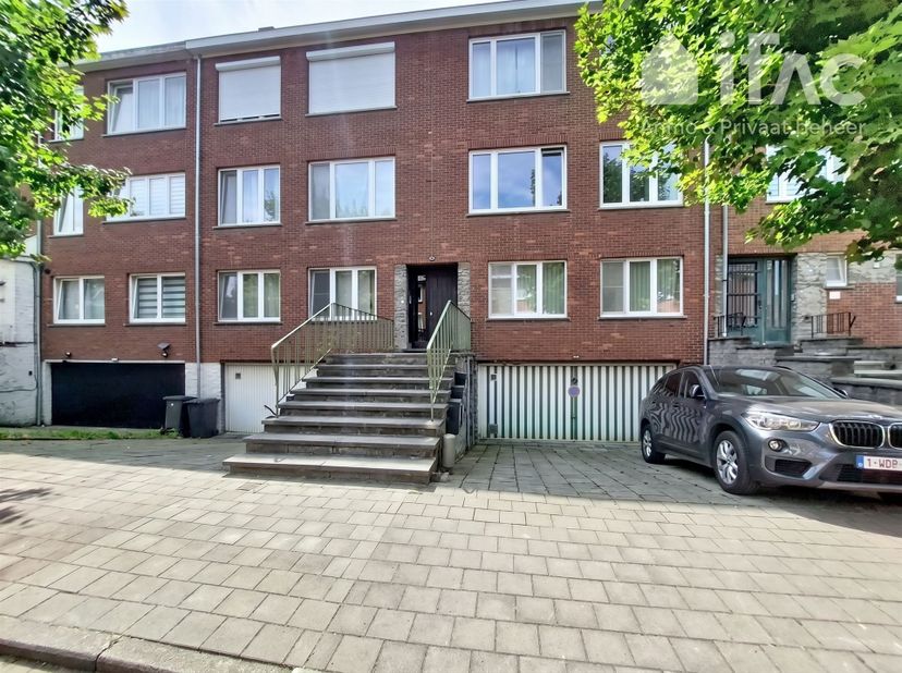 Heel aangenaam en rustig gelegen, gerenoveerd tweeslaapkamerappartement met westgericht terras van ± 27m² en zeer goed EPC: B-label.<br />
1ste verdi