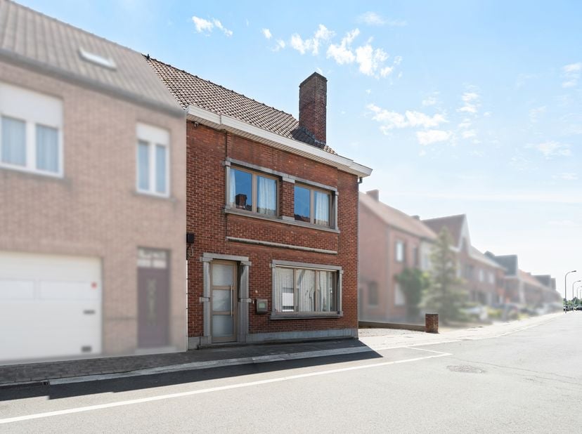 Deze woning met diepe tuin in de Dertig Zilverlingenstraat in Tielt, bevindt zich op een gunstige locatie vlakbij winkels, scholen en het station en i