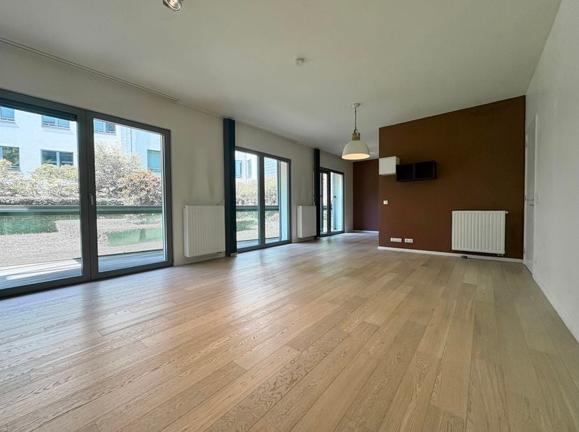 BRUSSEL / CONGRESS - Ideaal gelegen in een rustige straat vlakbij het Stripmuseum, prachtig appartement van 97m2 + terras. Het biedt: een hal met gard