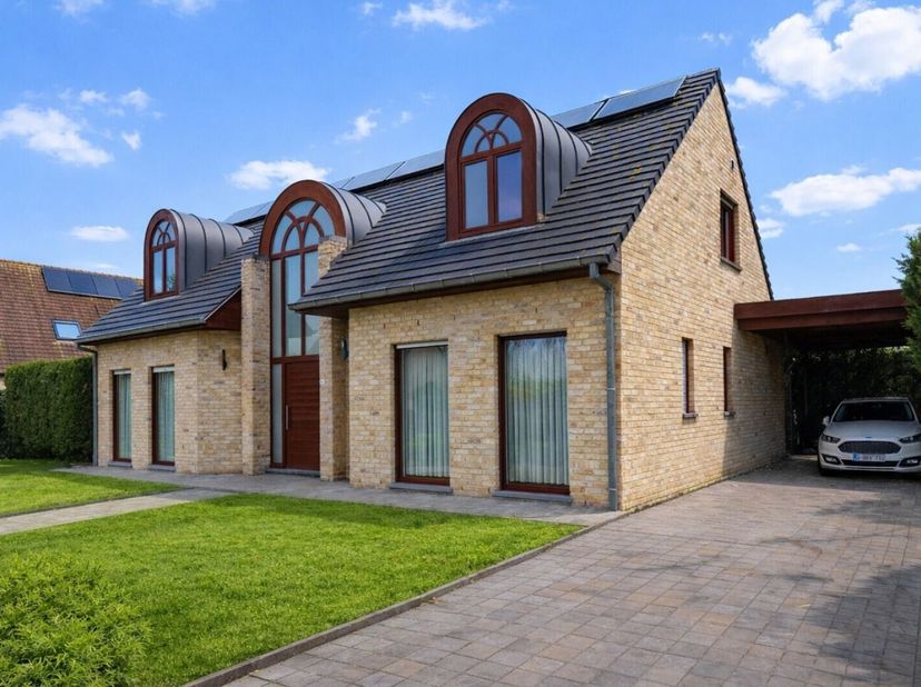 Broker Oostduinkerke - bel Eric 0475/82.11.11 - ook op zondag! Deze opvallende villa met haar markante ronde dakkapellen en uitgesproken architectuur