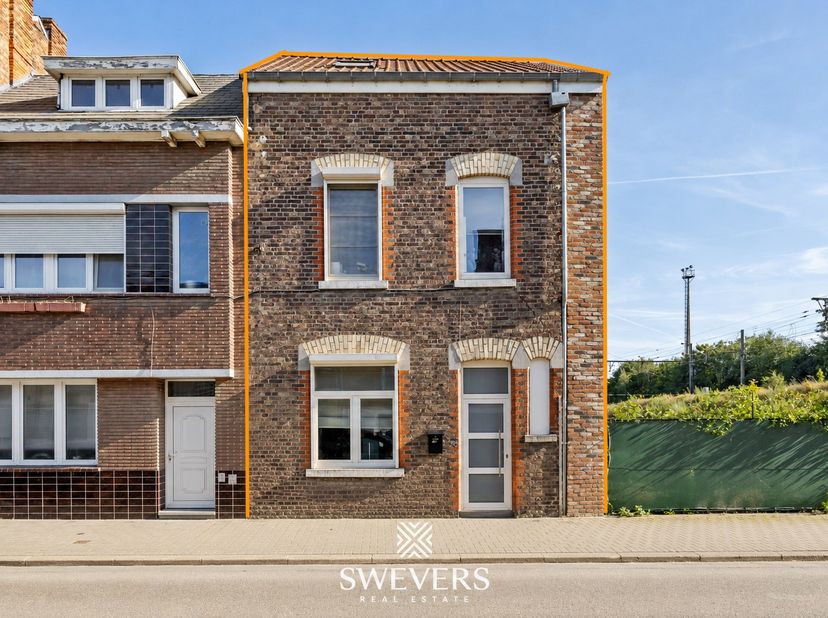 Voor meer info en foto’s, surf naar www.swevers.be – Instapklaar wonen met karakter en hedendaags comfort? Deze charmante halfopen woning in de Jaminé