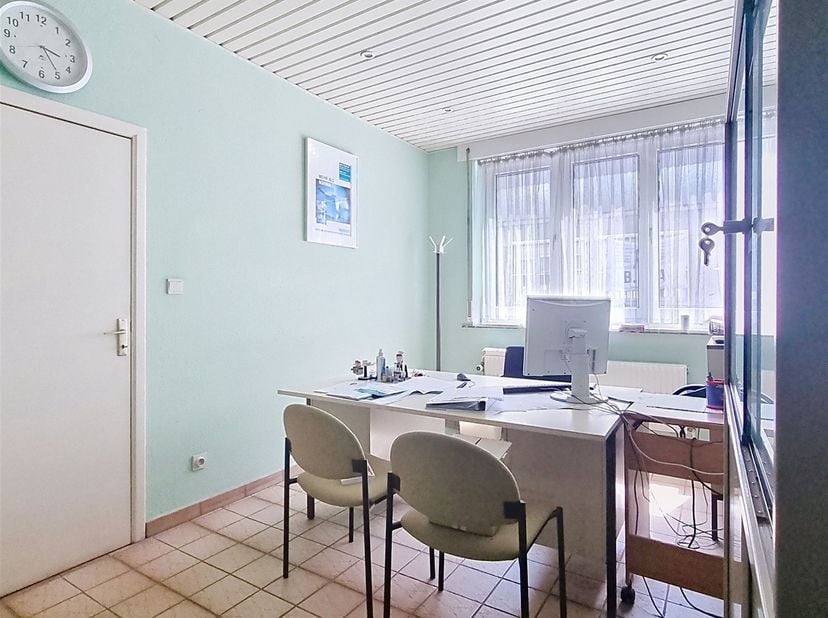 Bien professionnel à louer
                    à 1080 Molenbeek-Saint-Jean