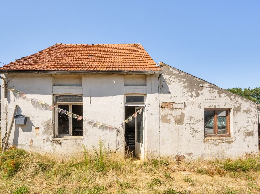 Op een werkelijk zalige locatie bevindt zich deze bijzondere eigendom op een prachtig groen perceel van maar liefst 26a81ca.&amp;nbsp;<br />
<br />
Een pl