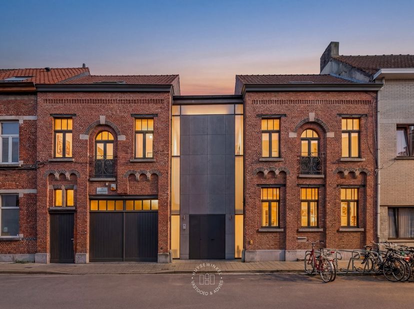 In een rustige straat in de gegeerde Visserijbuurt, discreet verscholen achter een authentieke gevel, schuilt deze indrukwekkende 'urban villa'. Wat o