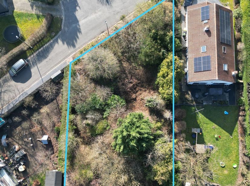 Dans un quartier calme et agréable à Erps-Kwerps se trouve ce terrain à bâtir avec une habitation à démolir. Grâce à la présence du bâtiment existant,