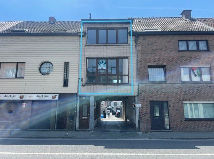 Op zoek naar een leuk, lichtrijk appartement op een uitstekende locatie? Dit duplex appartement aan de Brugsesteenweg 45 geniet van een centrale liggi