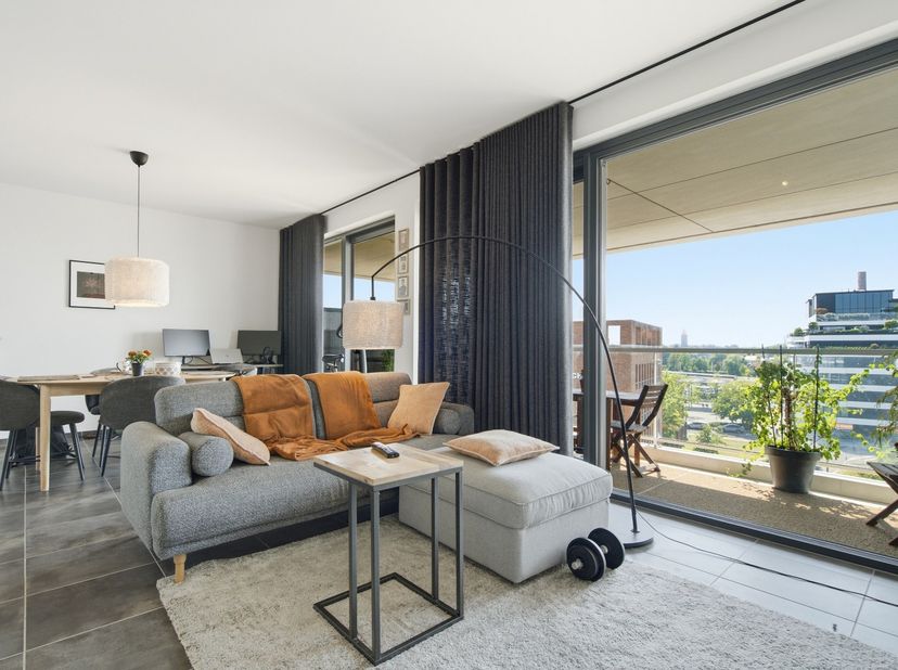 Dit moderne appartement combineert comfort en functionaliteit en is gelegen op de vijfde verdieping van een goed onderhouden gebouw, op wandelafstand
