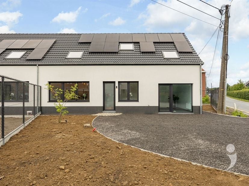 Op zoek naar een stijlvolle woning waar comfort, ruimte en energiezuinigheid hand in hand gaan? Dan is deze volledig gerenoveerde halfopen bebouwing a