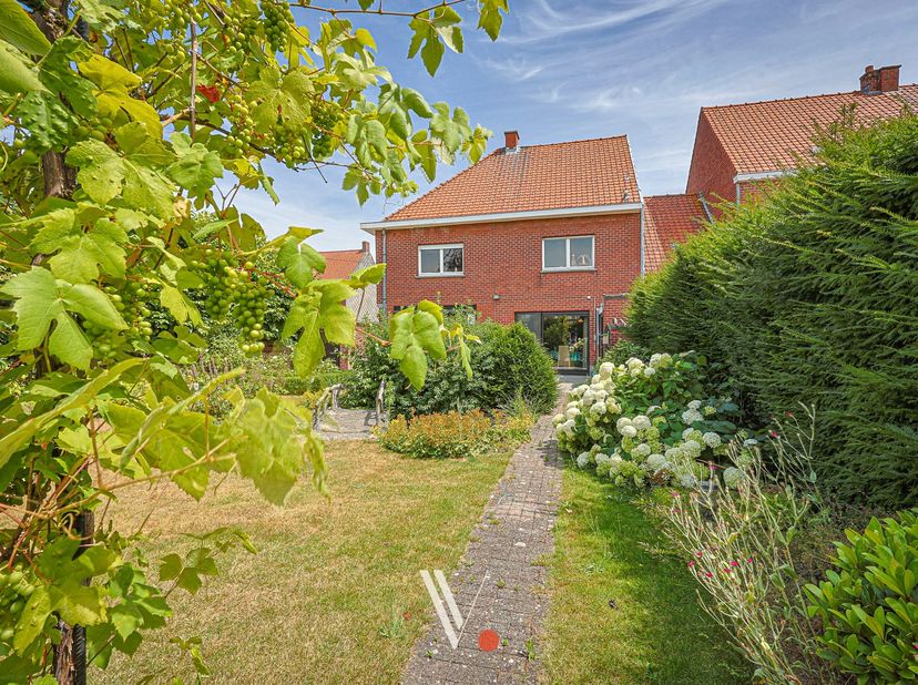 Deze te renoveren woning geniet van een uiterst rustige ligging, met bovendien meer dan voldoende parkeergelegenheid. Op wandelafstand bevindt zich he