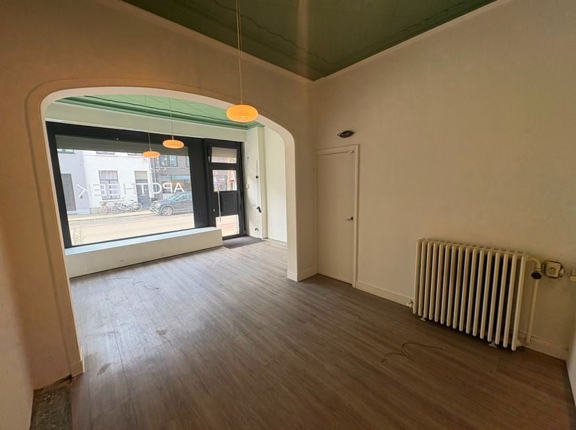 Bent u op zoek naar een commercieel pand met een uitstekende bereikbaarheid en een gunstige ligging vlak bij het centrum van Lier? Dan is dit ruime ge