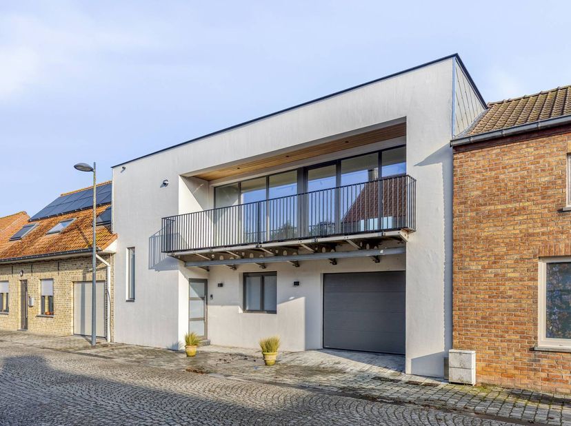 Op zoek naar een instapklaar, energiezuinig huis te koop in de regio Diksmuide? Deze recente woning van het rustige Nieuwkapelle combineert modern woo