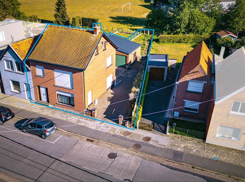 Halfopen bebouwing op 267 m² met :<br />
Gelijkvloers:<br />
 inkom<br />
 living<br />
 eetplaats<br />
 keuken met dubbele spoelbak, koelkast, oven<
