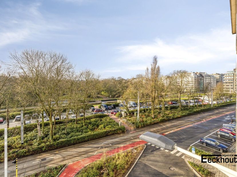 Lichtrijk en zonnig 3-slaapkamerappartement gelegen op de 4de verdieping in de standingvolle residentie 'Tunis'. Deze residentie bevindt zich in het c