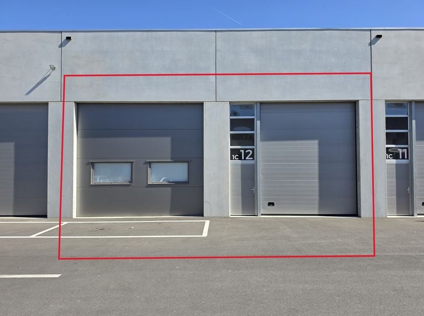 In Bedrijvencentrum Poperinge bieden wij een moderne KMO-unit van 156 m² aan in gebouw 1C (unit 1C 12), geschikt als werkruimte, atelier of magazijn.