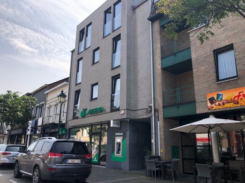 Recent 2-slaapkamerappartement met terras in Leopoldsburg<br />
Ligging<br />
Centraal gelegen aan de Koningsstraat 34/3 in Leopoldsburg, op wandelafs